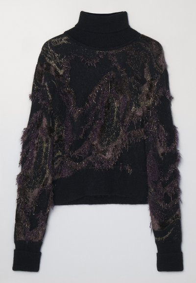 Mustas turtleneck-sweater, millel on tekstureeritud muster tumepunases ja kuldses, lisaks fringed aksendid ning ribidega varrukad ja ääred.