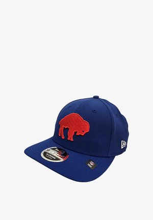 Blauer Stoffhut mit einem roten, gestickten Bison-Logo auf der Vorderseite. Enthält einen flachen Schirm und einen verstellbaren Riemen auf der Rückseite.