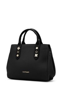 Borsa a mano in pelle nera con due manici corti, superficie strutturata, borchie color oro e logo impresso sul davanti. Forma rettangolare compatta.