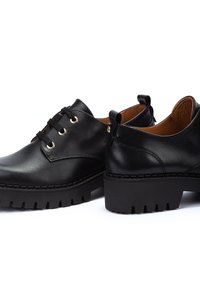 Chaussures en cuir noir avec une finition lisse, bout rond et fermeture à lacets. Semelle en caoutchouc épaisse avec un motif texturé pour une meilleure adhérence.