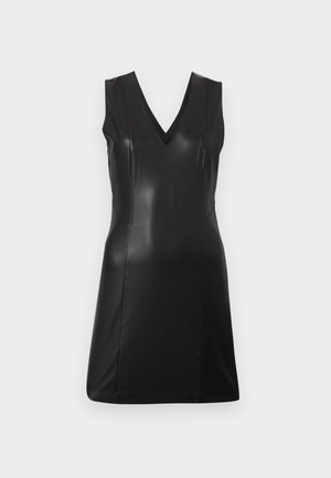 Zwarte mouwloze faux leren jurk met V-hals en aansluitende naden, knie-lang, tegen een effen lichte achtergrond.
