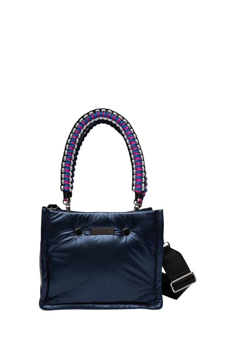 Marineblauwe gepolsterde handtas met een gestructureerde, gevlochten meerkleurige handgreep. Voorzien van zwarte hardware en een verstelbare schouderriem.