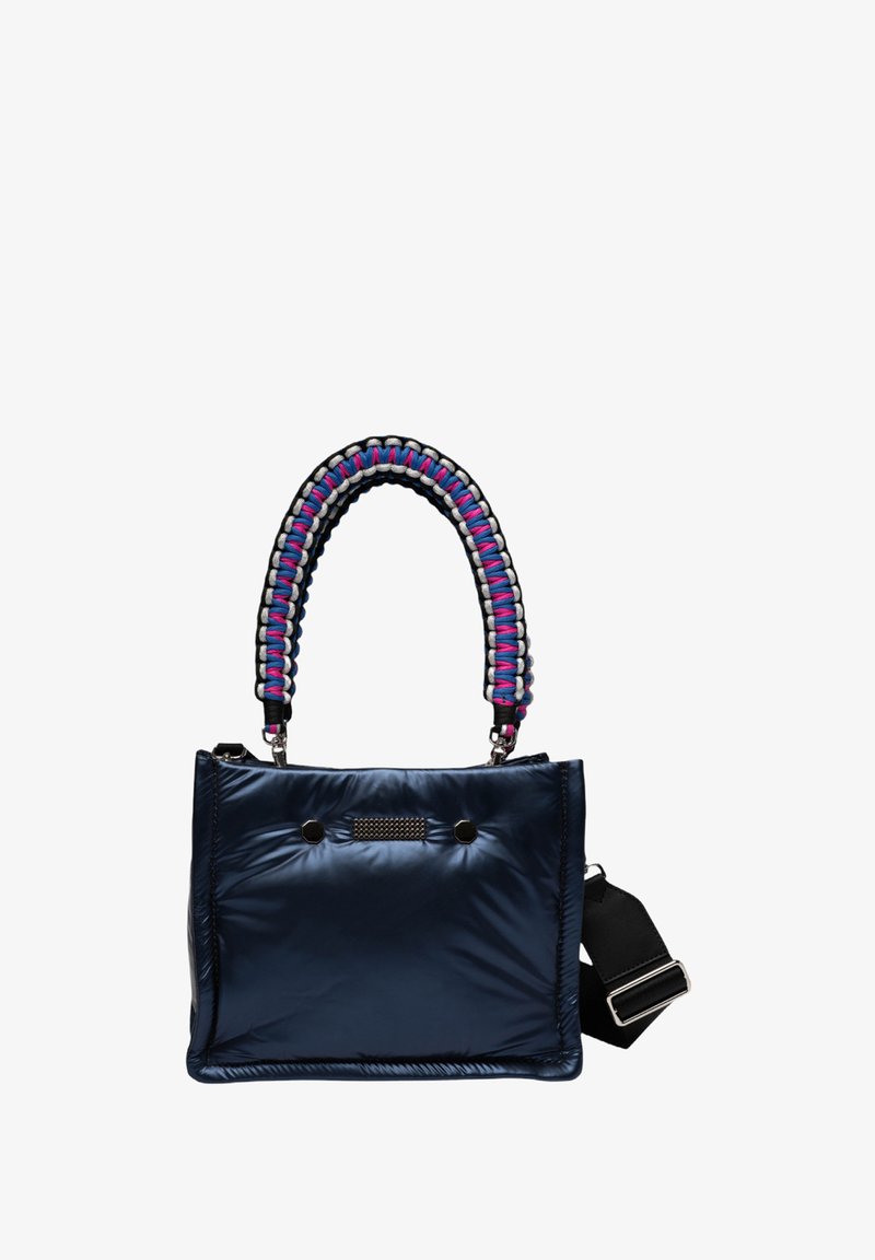 Marineblauwe gepolsterde handtas met een gestructureerde, gevlochten meerkleurige handgreep. Voorzien van zwarte hardware en een verstelbare schouderriem.