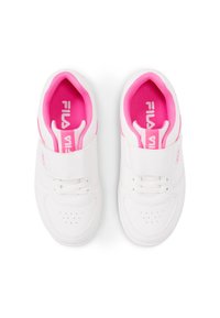 Sneakers bianchi con una trama liscia, caratterizzati da dettagli rosa e una cintura sopra i lacci. Include dettagli perforati sulla punta.