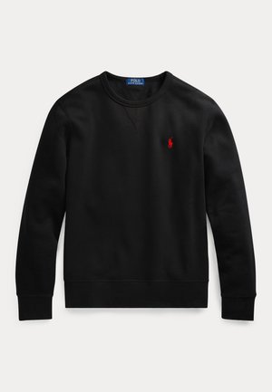 Czarna bluza z okrągłym dekoltem i długimi rękawami, czerwone logo Polo Ralph Lauren na lewej piersi oraz niebieska etykieta marki na wewnętrznej stronie kołnierza.