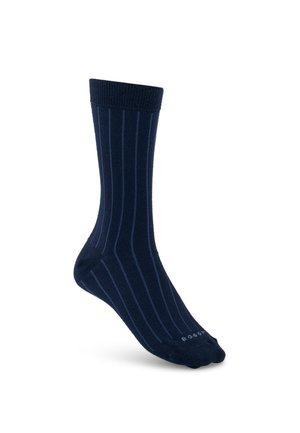 Dunkel marineblaue Socke mit vertikalen helleren blauen Streifen, geripptem Bündchen und dezentem Markentext nahe dem Zehenbereich auf weißem Hintergrund.