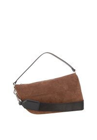 Braune Wildleder-Handtasche mit einem schwarzen Riemen, die einen Reißverschluss und ein kantiges Design aufweist. Weiche Textur und minimalistische Metallakzente.