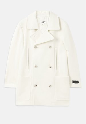 Biely dvojradový kabát s veľkými klopami, dvoma prednými vreckami a striebornými gombíkmi, s hladkou textúrou a prispôsobeným strihom.