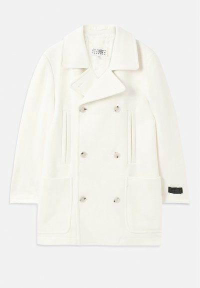 Cappotto bianco doppiopetto con ampi rever, due tasche frontali e bottoni in tonalità argento, caratterizzato da una texture liscia e un design su misura.