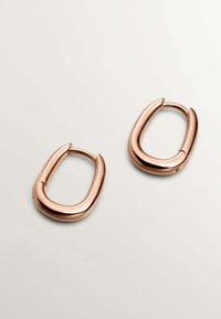 Pendientes de aro en oro rosa con un diseño liso y redondeado. Presentan una forma ovalada y gruesa con un acabado metálico pulido.