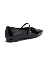 Bailarinas de cuero negro con puntera afilada, con una delgada correa en el tobillo y detalle de hebilla metálica. Textura suave y tacón bajo.