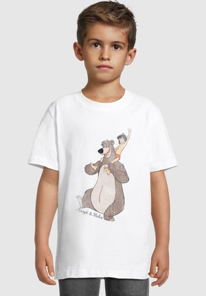 Hvit t-skjorte med et tegneseriebadger og en gutt i shorts. Designet har subtile farger og detaljer, med teksten "Mowgli & Baloo."