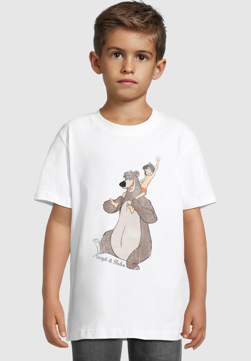 Hvit t-skjorte med et tegneseriebadger og en gutt i shorts. Designet har subtile farger og detaljer, med teksten "Mowgli & Baloo."