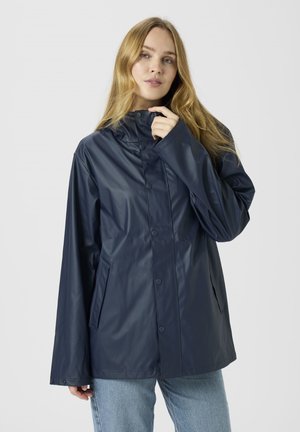 Marineblauw waterdicht jack met een hoge kraag, drukknoopsluiting aan de voorkant en zijzakken. Glad materiaal met een ontspannen pasvorm en lange mouwen.