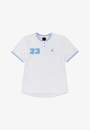 Witte mesh jersey met lichtblauwe accenten, voorzien van het nummer 23 in vette cijfers, knopen bij de halslijn en het Jumpman-logo op de borst. Ronde zoomontwerp.