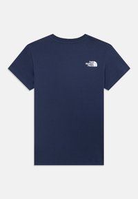 Camiseta de algodón azul marino con mangas cortas y cuello redondo, con un pequeño logo blanco impreso en la parte superior de la espalda.