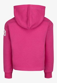 Rosa Kapuzenpullover mit langen Ärmeln. Verfügt über eine Kängurutasche und gerippte Bündchen. Der Stoff wirkt weich mit einer glatten Textur.