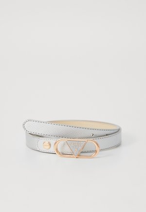 Cintura argentata con texture, dotata di una fibbia triangolare dorata rosa con il nome del brand. Il cinturino presenta un interno liscio e fori per la regolazione.
