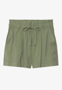 Shorts verts olive avec une taille élastique, un cordon de serrage et deux poches latérales. Le matériau a une texture légère et lisse.