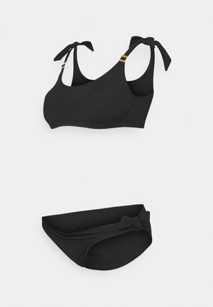 Zwarte bikini set met een geribbelde textuur. De top heeft verstelbare strikbanden en gouden accenten, terwijl de onderkant een zijstrikdetail bevat.