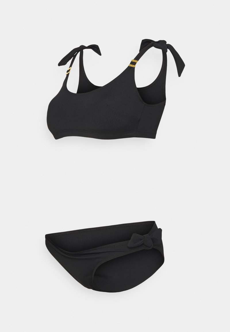 Melnā bikini komplekts ar ribotu tekstūru. Topam ir regulējami sēžamās lentes un zelta akcenti, savukārt apakšdaļa ietver sānu loku detaļu.