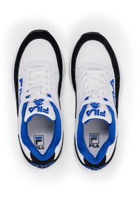 Zapatillas blancas con acentos en negro y azul, hechas de malla y ante, con puntera redonda, cierre con cordones y un logo en el lateral.