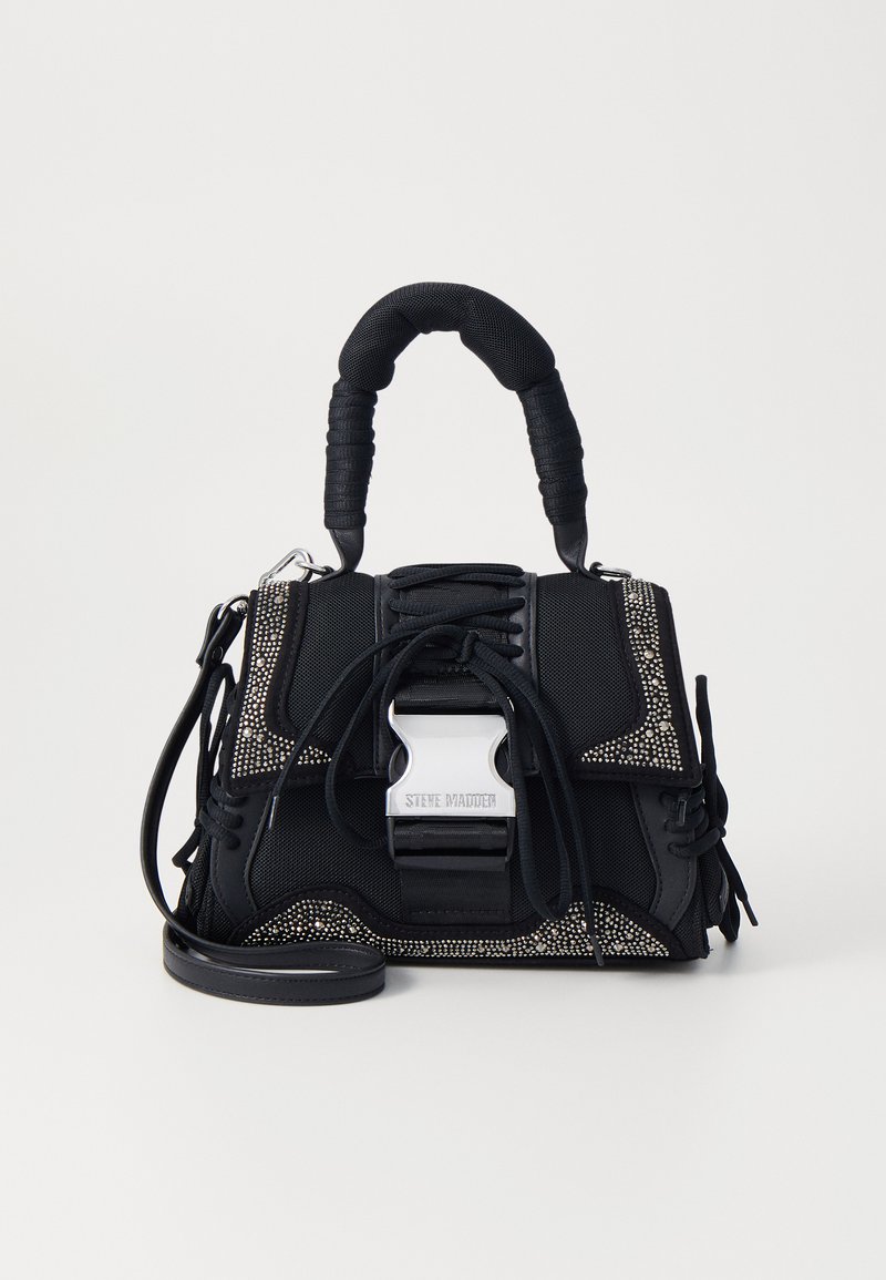 Sac à main noir en tissu texturé, avec des clous en métal argenté décoratifs et un fermoir en métal brillant. Il possède une poignée rembourrée et une bandoulière amovible.