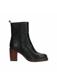 Stivale alla caviglia in pelle nera con tacco a blocco chunky, cerniera laterale e texture liscia. Presenta una punta arrotondata e dettagli di cucitura sottili.