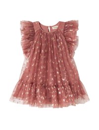 Støvet rosa tylklædning med flagrende ærmer, prydet med guldmotiver og en flæset kant. Knapslås i ryggen. Let og luftig design.