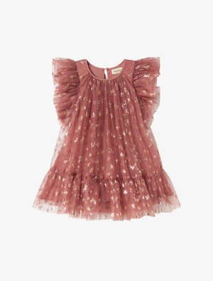 Prašno rožnata tila obleka z letečimi rokavi, okrašena z zlatimi motivi in nabrano obrobo. Zapenjanje z gumbi na hrbtni strani. Lahka in zračna zasnova.