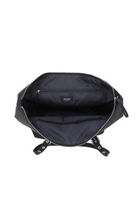 Svart tygväska med dragkedja på toppen, med en marinblå innerväska, en innerficka och två remmar med silverdetaljer.