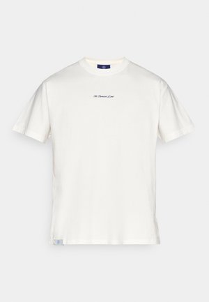 Tricou din bumbac crem, cu mâneci scurte, guler rotund și un text mic brodat în albastru pe piept. Include o etichetă la tiv.