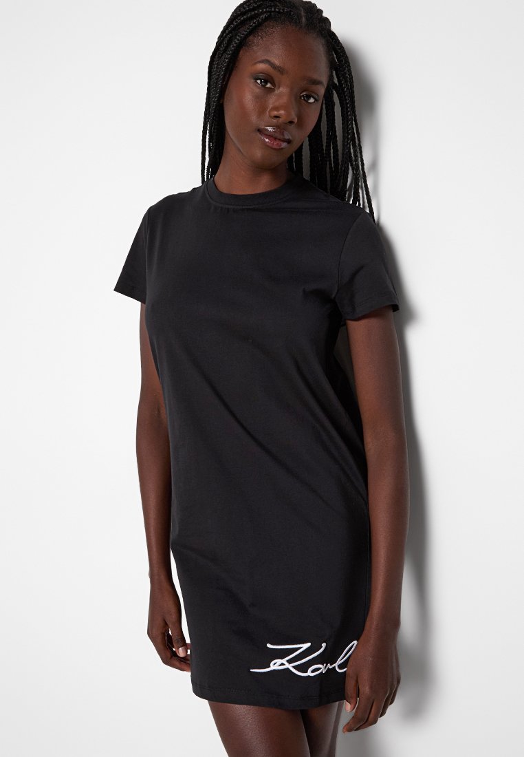 Robe t-shirt en coton noir à manches courtes, avec une coupe épurée et un logo "Karl" brodé en blanc à l'ourlet.