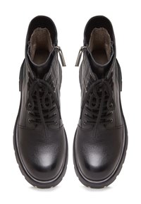 Paire de bottes en cuir noir à lacets avec fermetures éclair latérales et doublure en fourrure, avec semelles robustes et bouts arrondis.