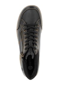 Schwarzer Leder-Sneaker mit strukturiertem Finish, braunen Nähten, Front-Schnürsenkeln und einem seitlichen Reißverschluss. Gummisohle mit runder Zehenform.