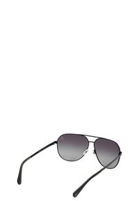 Occhiali da sole aviator neri con lenti sfumate, montatura in metallo, naselli regolabili e aste sottili. Design semplice senza ulteriori decorazioni.