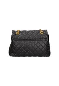 Borsa nera trapuntata realizzata in materiale sintetico, con una tracolla a catena dorata, una patta ripiegabile e una superficie testurizzata con motivi a diamante.