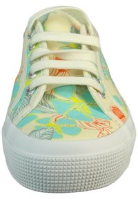 Kwiatowe sneakersy na płótnie w jasnych kolorach. Posiadają białą gumową podeszwę, sznurowany design oraz wielokolorowe wzory kwiatowe na wierzchu.