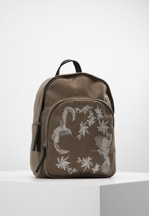 Bruine nylon rugzak met geborduurde vogels en bloemenpatronen. Voorzien van een bovenhandvat en een voorvak met ritssluiting met zwarte accenten.
