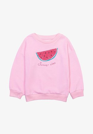 Lyserød sweatshirt med en grafik af en vandmelon og teksten "Summer vibes" trykt på fronten.