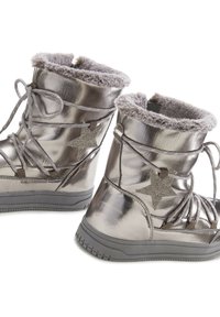 Metallic silberne Stiefel mit einem weichen grauen Fellfutter, verziert mit einem glitzernden Sternakzent, Schnürsenkeln und einer strukturierten schwarzen Gummisohle.