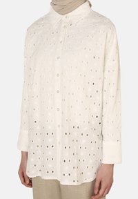 Modanisa REFKA - Overhemdblouse - white