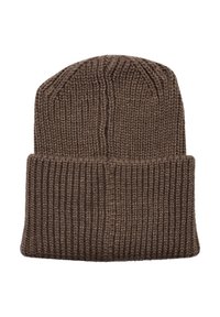 Bruine gebreide beanie met een geribbelde textuur, voorzien van een omgeslagen rand en subtiele verticale naden voor extra detail.
