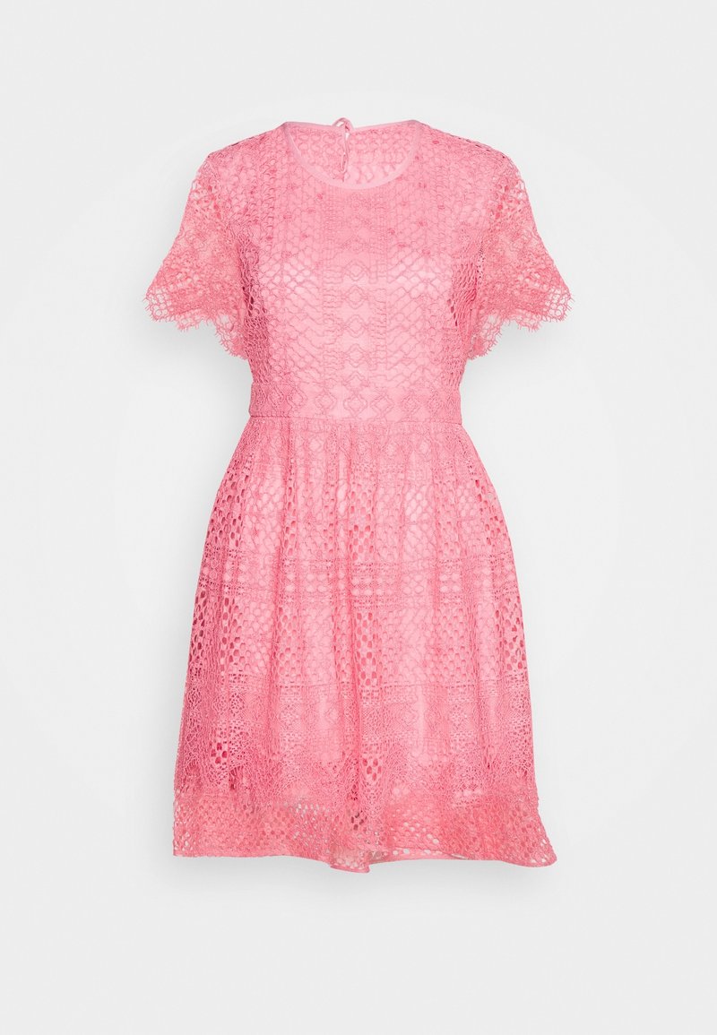 Robe courte en dentelle rose à manches courtes, avec encolure ronde, taille cintrée et jupe évasée, présentant des motifs floraux et géométriques complexes.