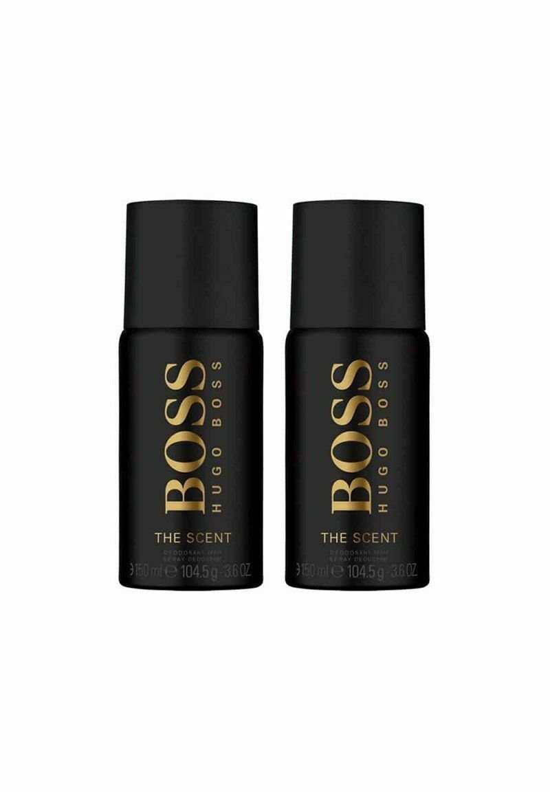 Mustasilmukkeet deodorantista mustilla sylinterimäisillä muodoilla, joissa on kultainen teksti "BOSS HUGO BOSS THE SCENT". Jokaisen pullon tilavuus on 150 ml.