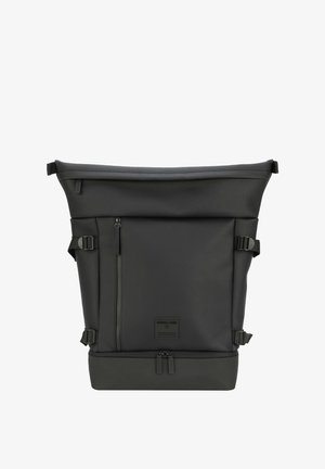 Schwarzer Rolltop-Rucksack aus strukturiertem Material, ausgestattet mit verstellbaren Seitenriemen, einer vorderen Reißverschlusstasche und einem stabilen Boden.