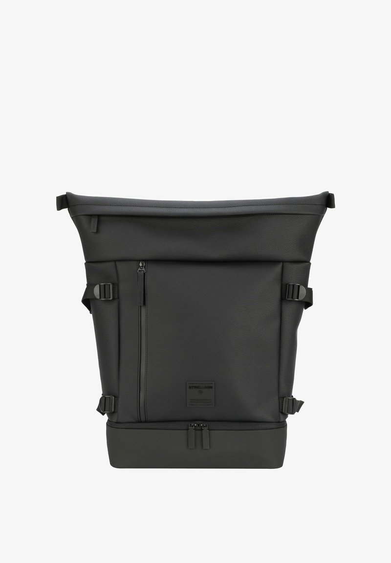 Svart rull-top ryggsäck gjord av texturerat material, med justerbara sidostropper, framsidefack med dragkedja och en stabil botten.