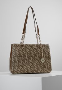 Taška přes rameno z hnědého syntetického materiálu s monogramem. Obsahuje dvojité popruhy, řetízkový akcent a detail s přívěskem.