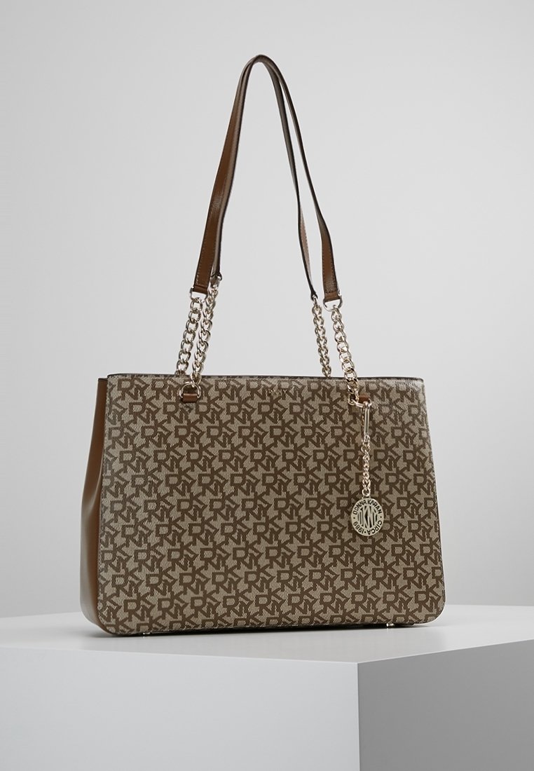 Taška přes rameno z hnědého syntetického materiálu s monogramem. Obsahuje dvojité popruhy, řetízkový akcent a detail s přívěskem.