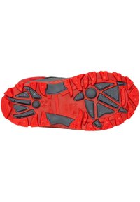 Gummisohle mit einem rot-grauen Design, ausgeprägten Traktionsmustern und strukturierten Oberflächen für besseren Halt.